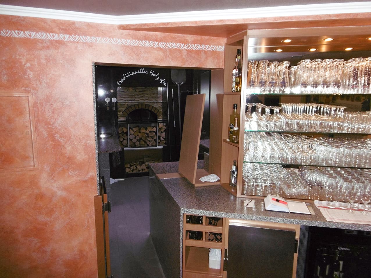 Bar und Holzofen